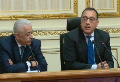 مصر تمدد الحظر وتعليق الرحلات لأسبوعين لمواجهة كورونا