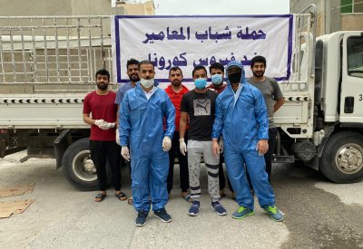 بالصور: معاميريون يتطوعون لتنظيف المنطقة بعد حجز عمال الشركة للفحص