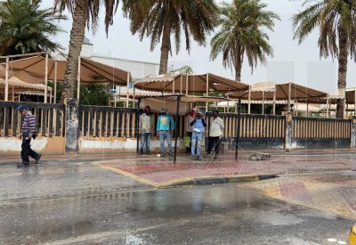 بالصور: استمرار كدح عمال المياومة بعد عناق ماء السماء للبحر