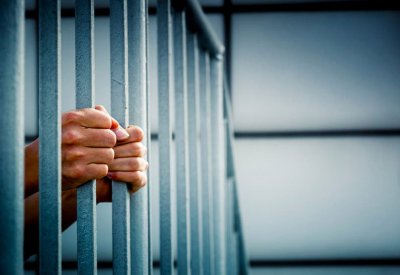 القبض على 3 أشخاص مشتبه بتورطهم في سرقة دراجة نارية