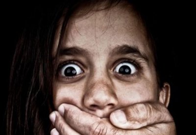 شابة تسمح باختطاف ابنتها لتنسبها إلى صديقها وعائلتها تفضحها