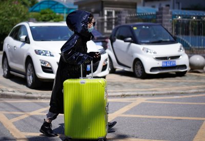 الصين تستنفر.. فحوصات إلزامية قبل مغادرة بؤرة الوباء