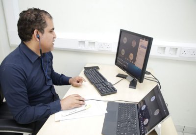 متدربو معهد البحرين يُحمِّلون واجباتهم والـ "أسايمنت" إلكترونيا