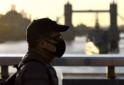 خبير يتوقع: 10 موجات من الوباء قبل "مناعة القطيع" ببريطانيا
