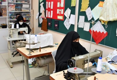 200 أسرة بحرينية منتجة تنتج 100 ألف كمامة بأيدٍ بحرينية وتوزع بالمجان