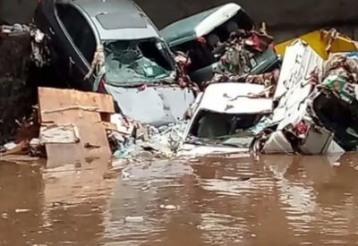 مشهد مرعب للسيول تجرف السيارات كالدمى في عدن باليمن