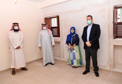 "وكيل البلديات" يسلم منزلين في المحرق والحد ضمن مشروع إعادة تأهيل البيوت 