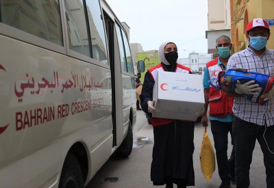 الهلال الأحمر يبدأ توصيل مساعدات عينية لنحو 4500 أسرة متعففة