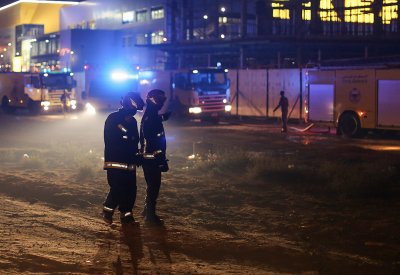 بالصور: الدفاع المدني يخمد حريق إندلع بمبنى قيد الإنشاء في هورة عالي