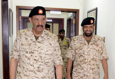 القائد العام لقوة الدفاع يقوم بزيارة تفقدية لإحدى وحدات قوة دفاع البحرين