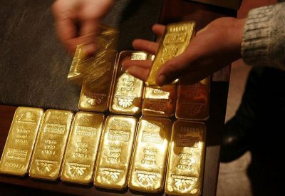 الذهب يتراجع مدفوعا بعمليات "جني أرباح"