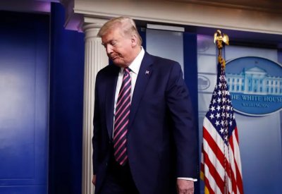 ترمب يأمر بتغيير مقعد CNN ويغادر مؤتمره الصحفي بدون أسئلة