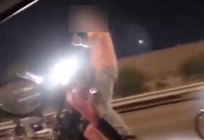 حبس مستعرض بالدراجة النارية تبين أنه صاحب أسبقيات