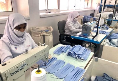 قسم الاقمشة بوزارة الصحة يقوم بتصنيع وإنتاج الكمامات وتوزيعها مجانًا على موظفي مبنى الوزارة