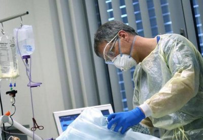  خلعوا ملابسهم من أجل الكمامات.. أطباء ألمان يحتجون عرايا 