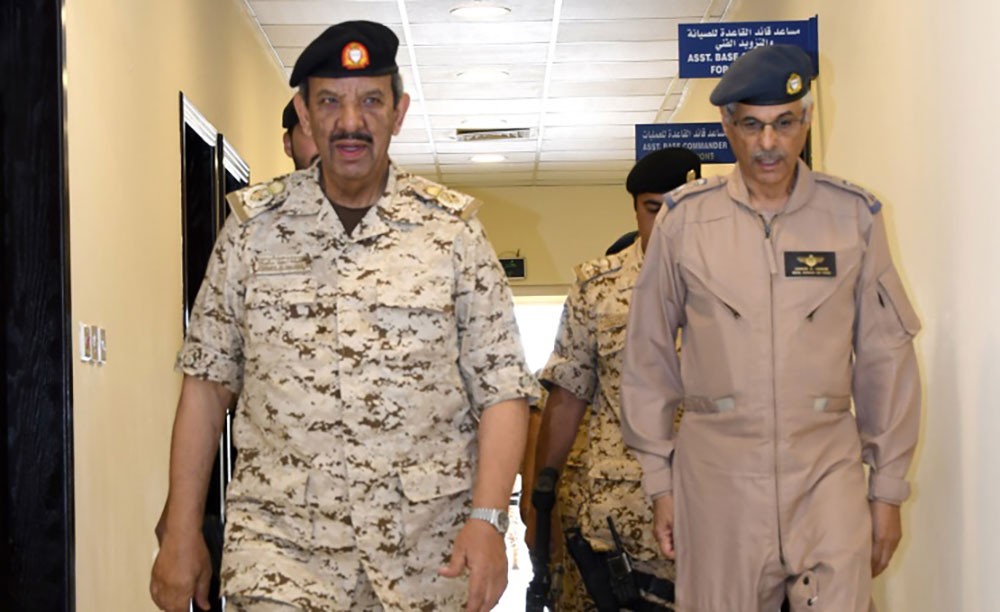 القائد العام يتفقد إحدى أسلحة ووحدات قوة دفاع البحرين