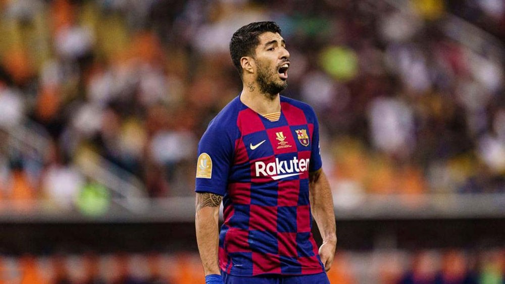 سواريز يرد على اتهام لاعبي برشلونة بالتأخر بخفض رواتبهم