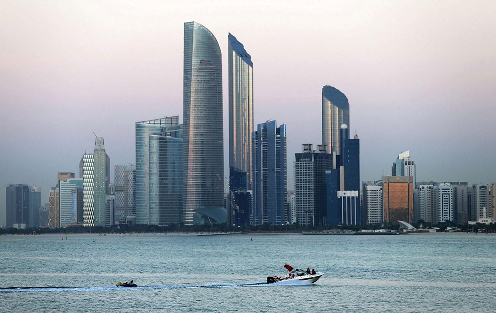 الامارات تسجل 240 إصابة جديدة من جنسيات مختلفة بفيروس كورونا وحالة وفاة
