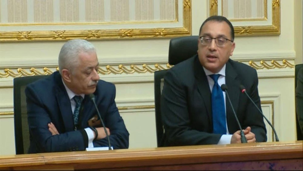 مصر تمدد الحظر وتعليق الرحلات لأسبوعين لمواجهة كورونا