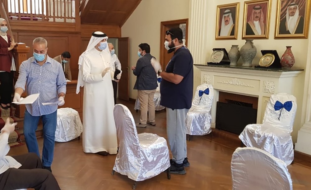 سفير البحرين في القاهرة: تأمين عودة نحو 250 مواطناً إلى البلاد خلال أيام