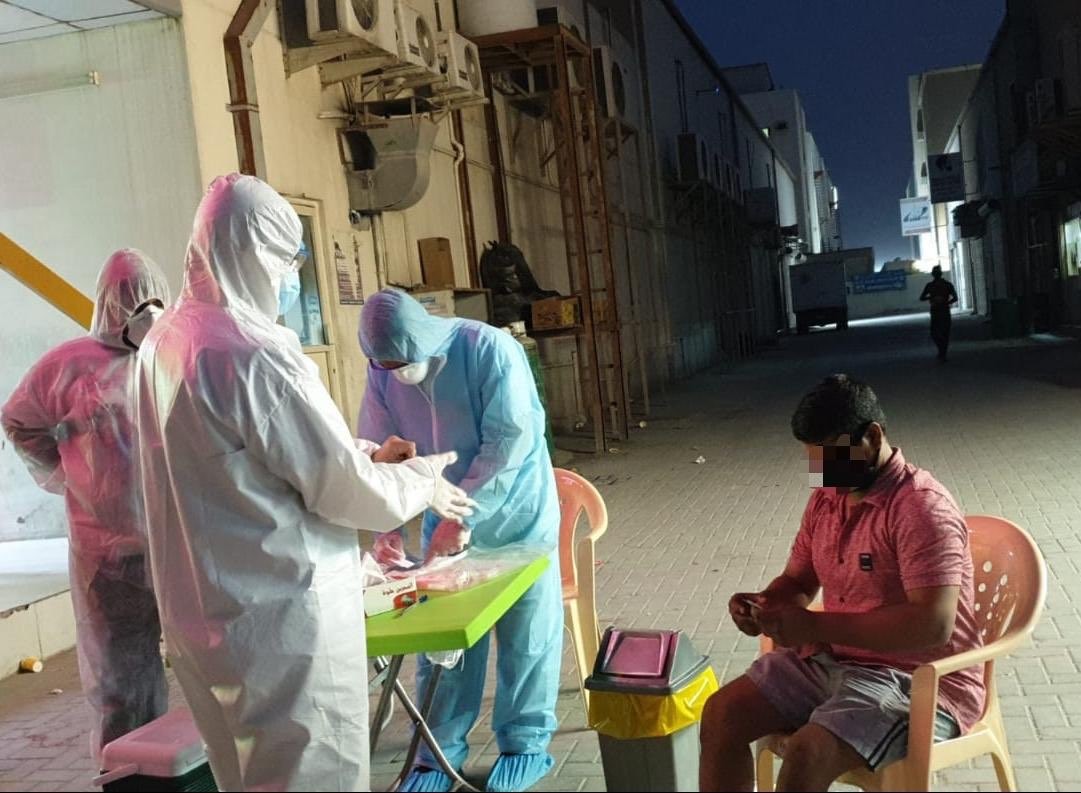 الصحة: الوحدات المتنقلة تفحص العمال الوافدين في مناطق مختلفة احترازيًا 