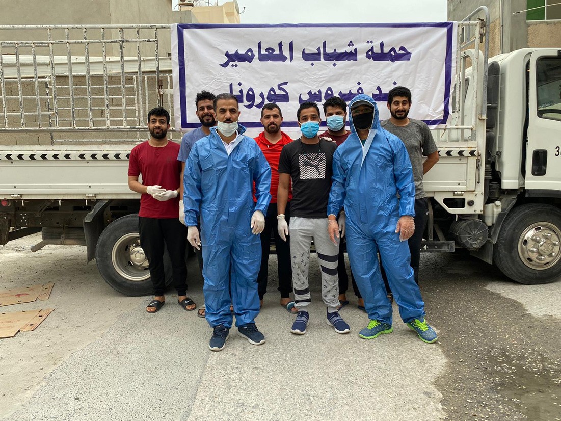 بالصور: معاميريون يتطوعون لتنظيف المنطقة بعد حجز عمال الشركة للفحص