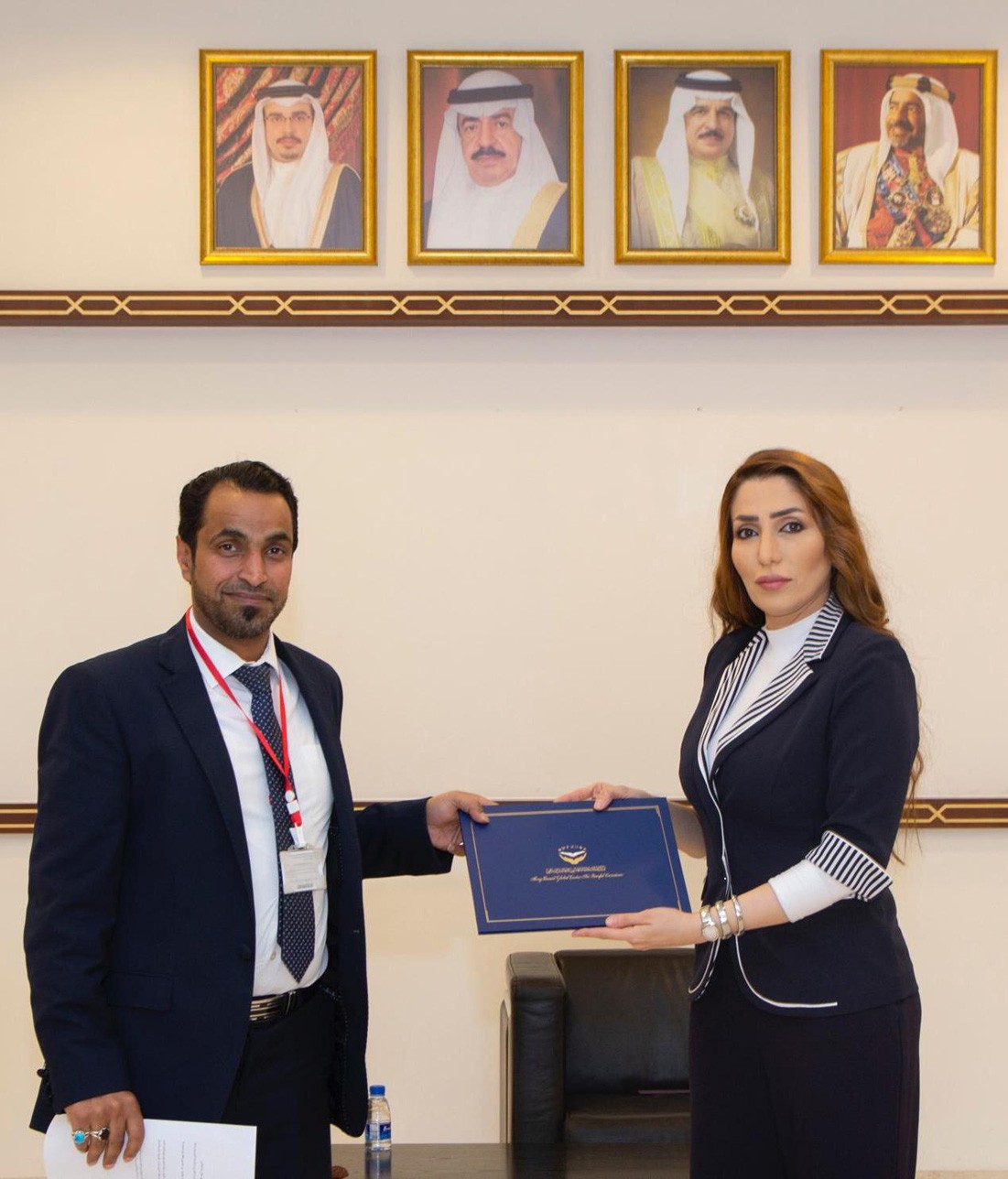 مركز الملك حمد يبحث مع نادي الشباب الرياضي تعزيز التعاون لتأهيل الشباب ضمن برنامج "الإيمان في القيادة"