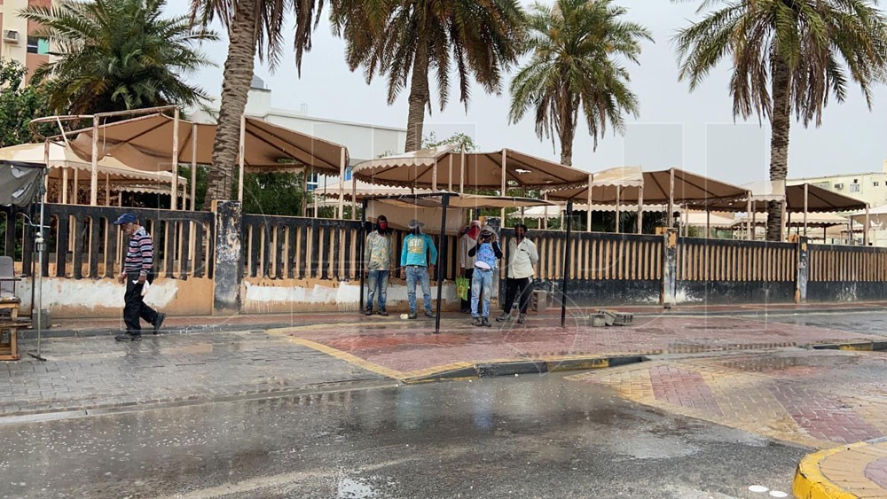 بالصور: استمرار كدح عمال المياومة بعد عناق ماء السماء للبحر