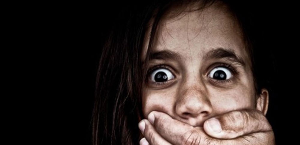 شابة تسمح باختطاف ابنتها لتنسبها إلى صديقها وعائلتها تفضحها