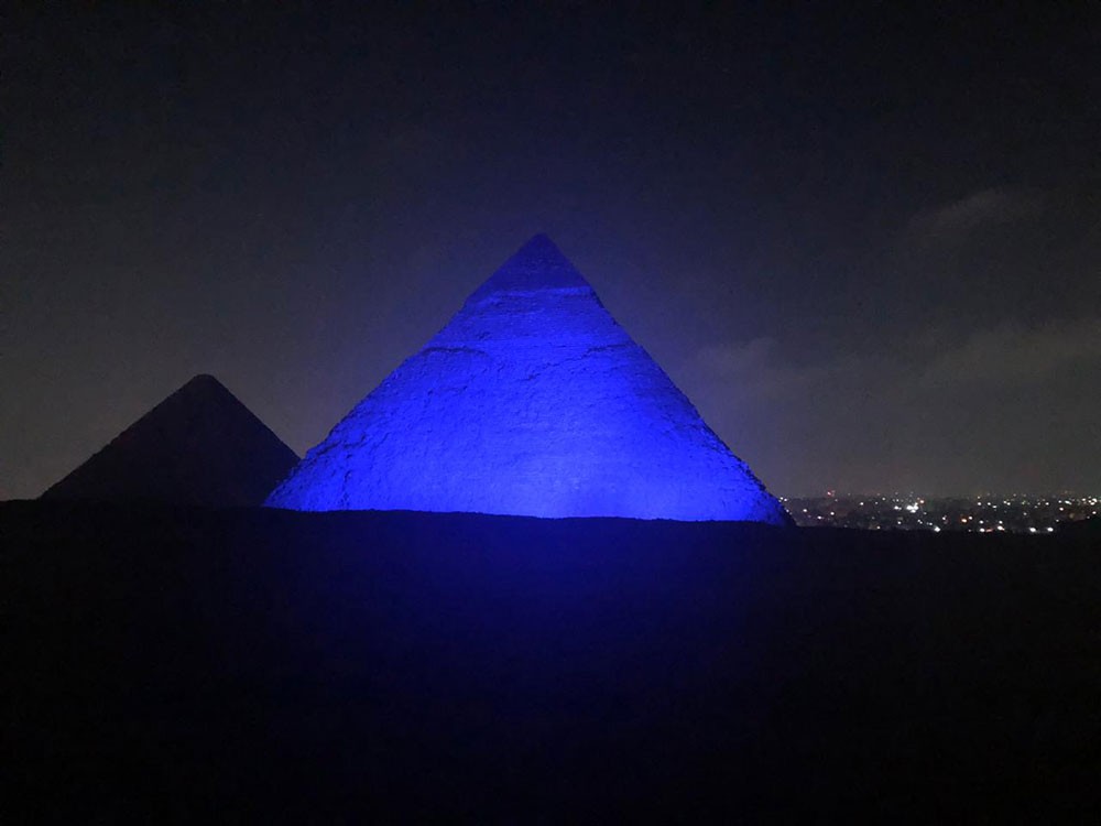 عرض أول تاريخي من الأهرامات وبث حي للعالم 