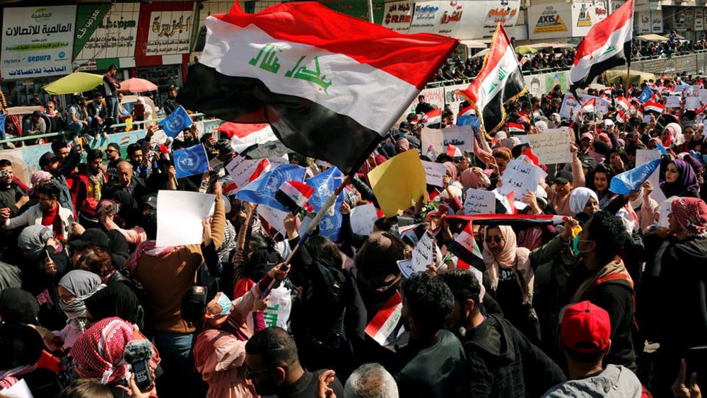 بعد فك الحظر.. احتجاجات ببغداد ورصاص مجهول يخلف إصابتين
