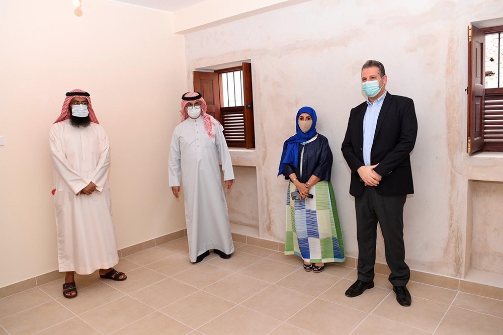 "وكيل البلديات" يسلم منزلين في المحرق والحد ضمن مشروع إعادة تأهيل البيوت 