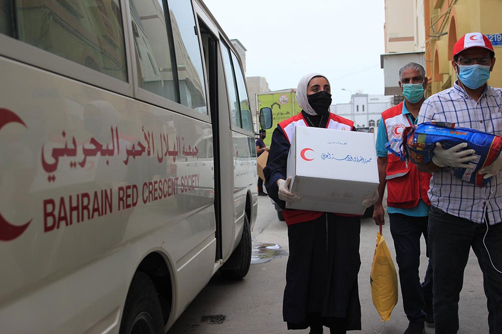 الهلال الأحمر يبدأ توصيل مساعدات عينية لنحو 4500 أسرة متعففة