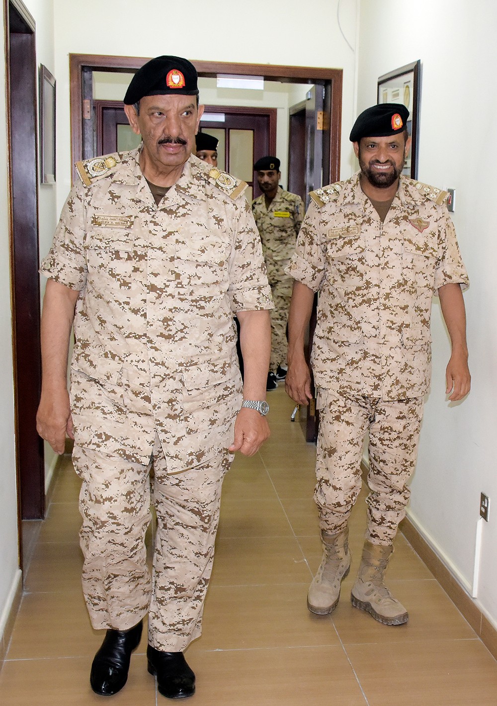 القائد العام لقوة الدفاع يقوم بزيارة تفقدية لإحدى وحدات قوة دفاع البحرين