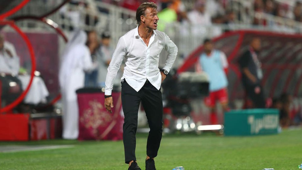 مدرب المنتخب السعودي يتنازل عن جزء من راتبه