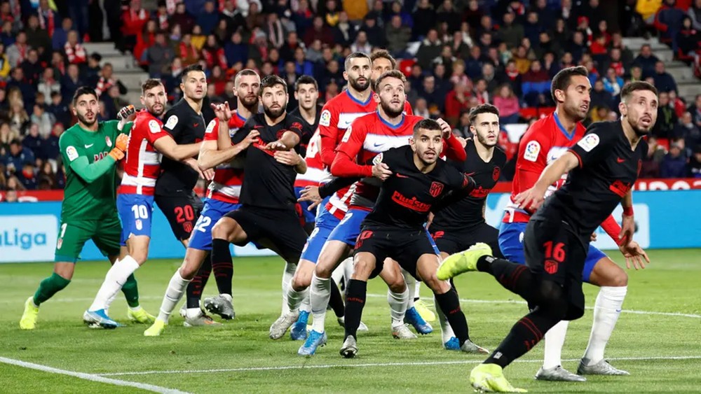 طبيب إسباني ينصح بتعقيم "الكرات" عند استئناف الدوري