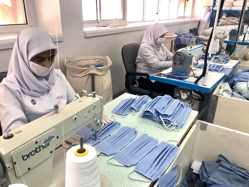 قسم الاقمشة بوزارة الصحة يقوم بتصنيع وإنتاج الكمامات وتوزيعها مجانًا على موظفي مبنى الوزارة