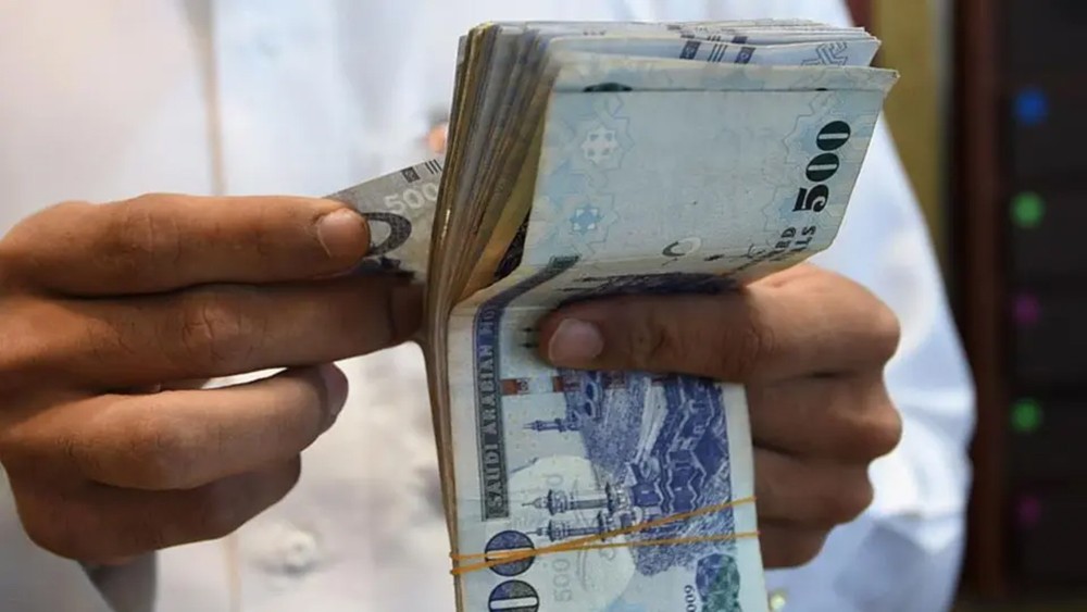 تحويلات الوافدين من السعودية تقفز 6% لـ33.9 مليار ريال