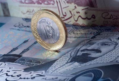 السعودية: ربط صرف الريال بالدولار خيار استراتيجي