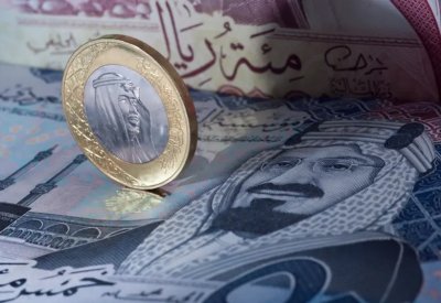 السعودية: ربط صرف الريال بالدولار خيار استراتيجي