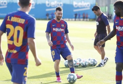 برشلونة يخضع لاعيبه لفحوصات طبية تمهيدا لعودة التدريبات