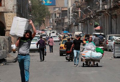 الجائحة تدفع العراقيين لبراثن الفقر وتوقظ ذكريات مؤلمة