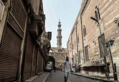 مصر تمدد حظر التجول الليلي حتى نهاية رمضان لاحتواء "كورونا"