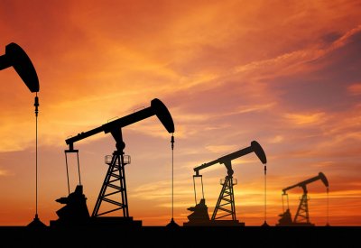 العقود الأجلة للنفط تواصل المكاسب والأميركي يرتفع 5%