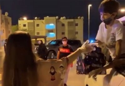 حلا الترك توزع القرقاعون في الشارع