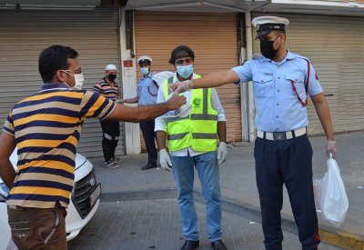 المحافظات ومديريات الشرطة توزع يوميا أكثر من 50  ألف وجبة غذائية على أفراد العمالة الوافدة