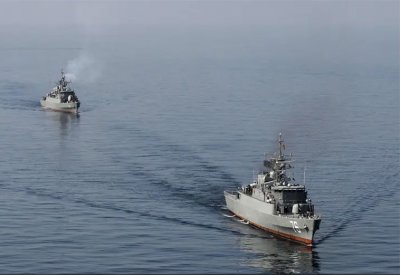 نيران صديقة..فقدان 40 بحارا إيرانيا بإصابة مدمرة لبارجة