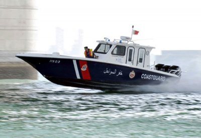 خفر السواحل : ضبط قارب والقبض على بحارته الثلاثة لصيدهم الروبيان خلال فترة الحظر