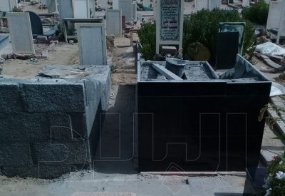 بالصور: عضو بـ "الجعفرية" يخالف قرار إدارتها ويبني قبورا لأموات عائلته