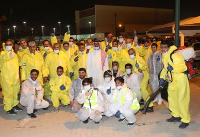 بالصور: عوائل تشارك بتعقيم "أكشخ منطقة" ومتطوعات يحملن المضخات الثقيلة  